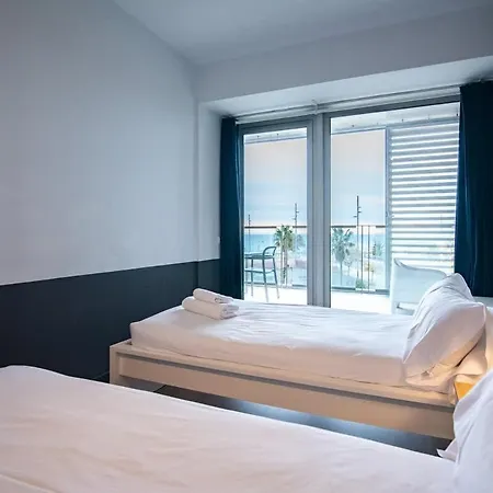 Seafront With Terrace בית נופש